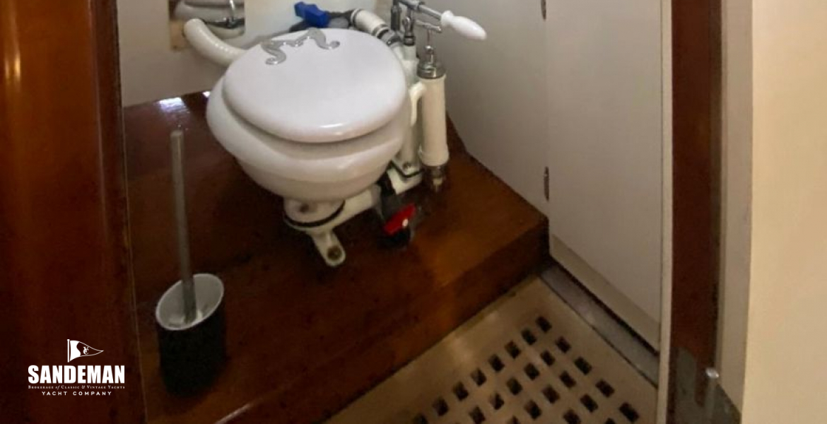 WC/ Shower to starboard
