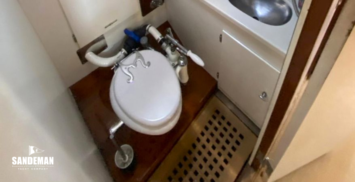 WC/ Shower to starboard