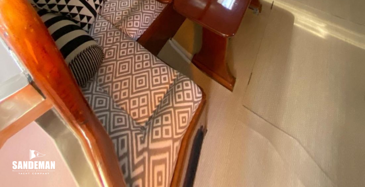 Saloon view forward