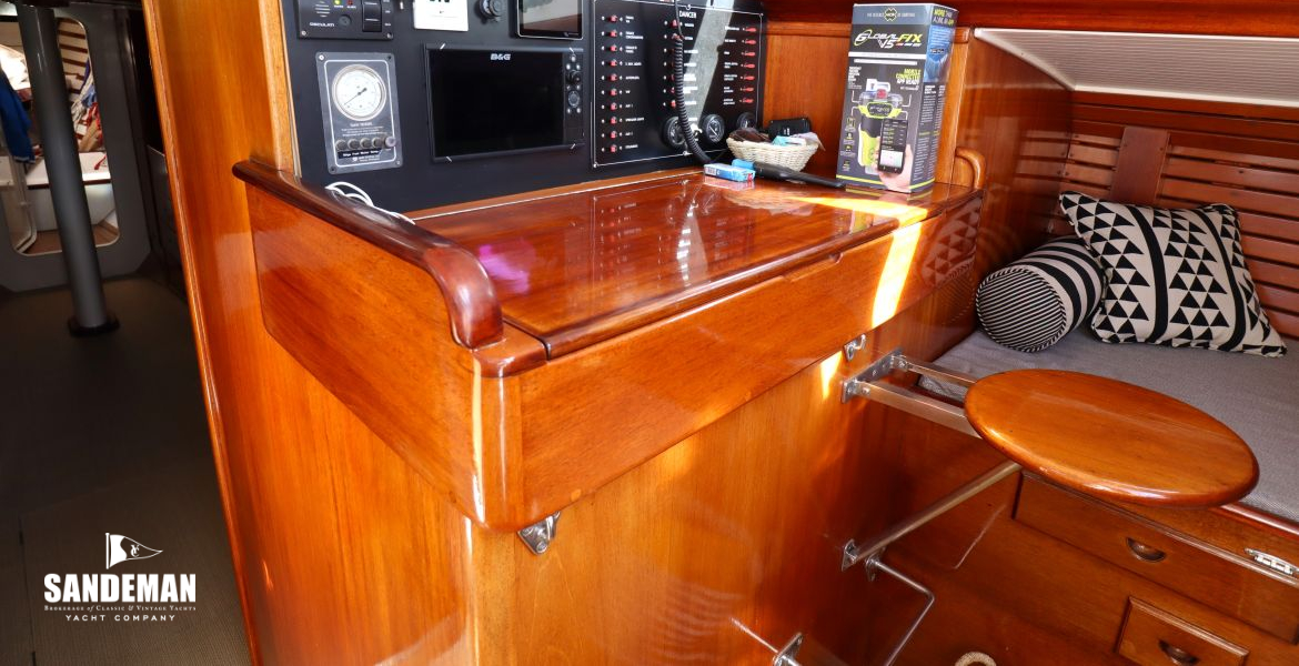 Nav station and quarter berth to starboard