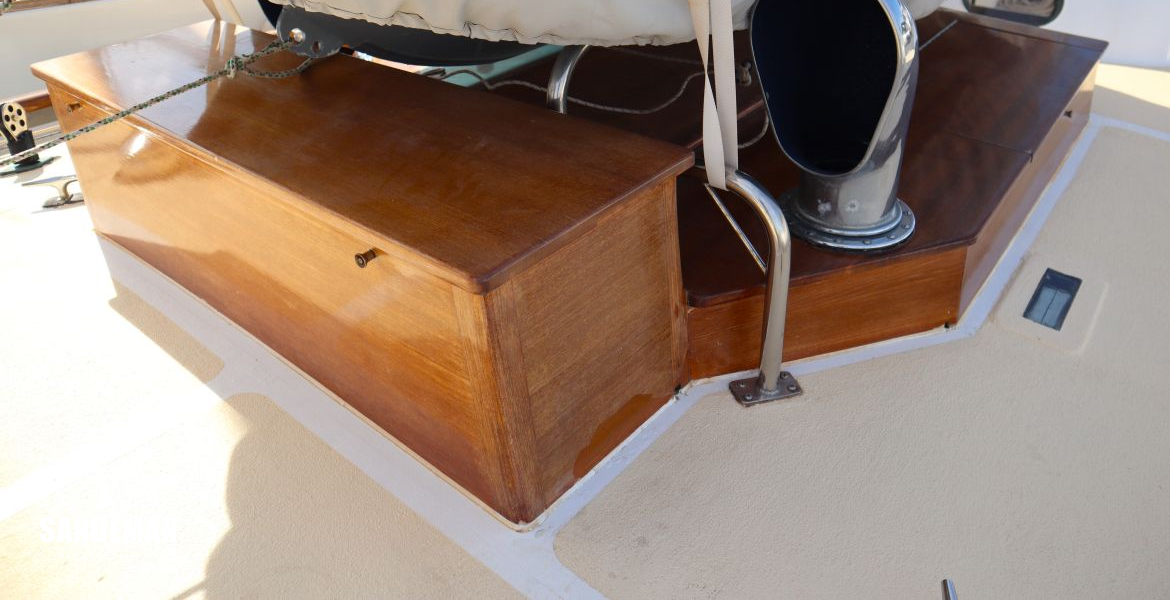 Mid deck details view aft