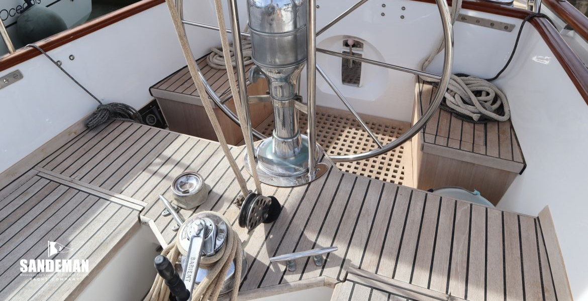 Cockpit aft no cushions