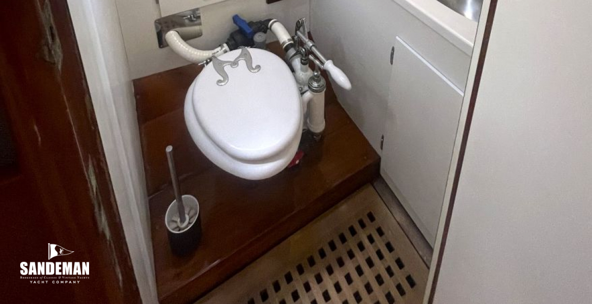 WC/ Shower to starboard
