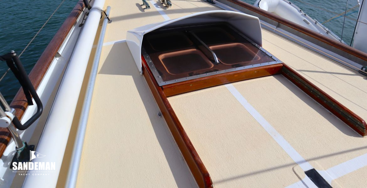 Foredeck view forward