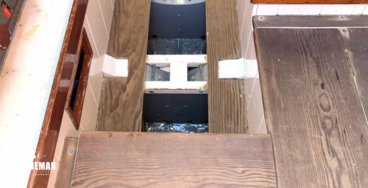 Saloon sole showing bilge