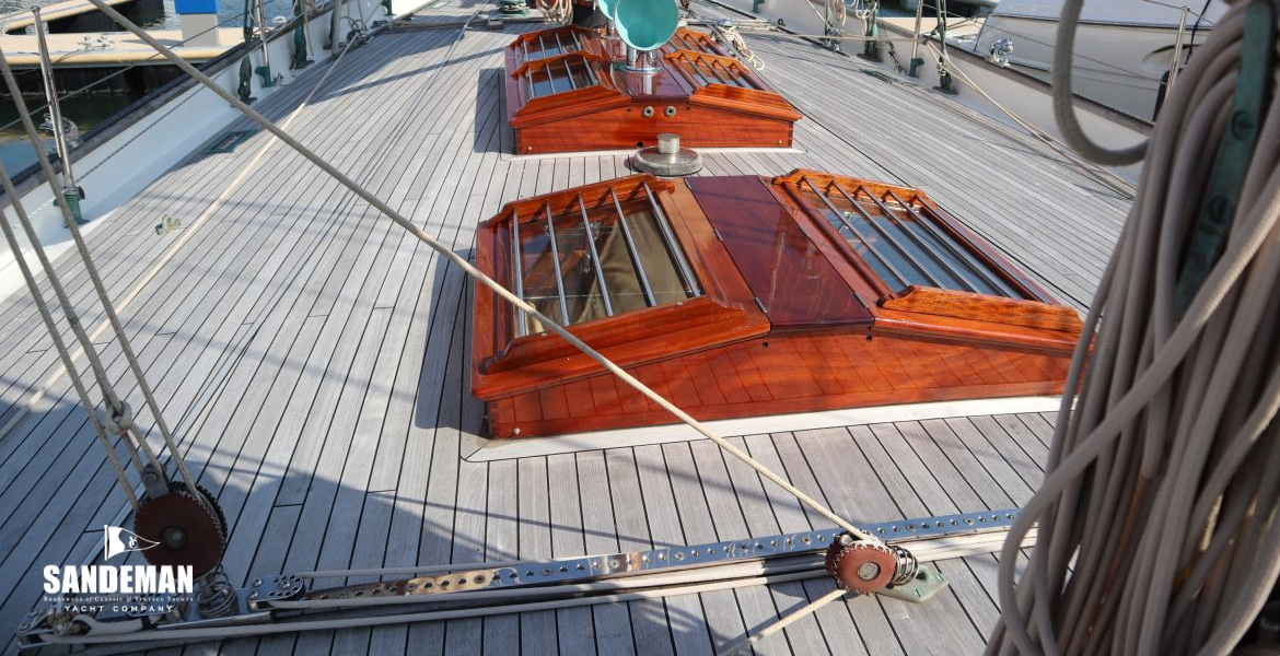 Mid deck view forward 