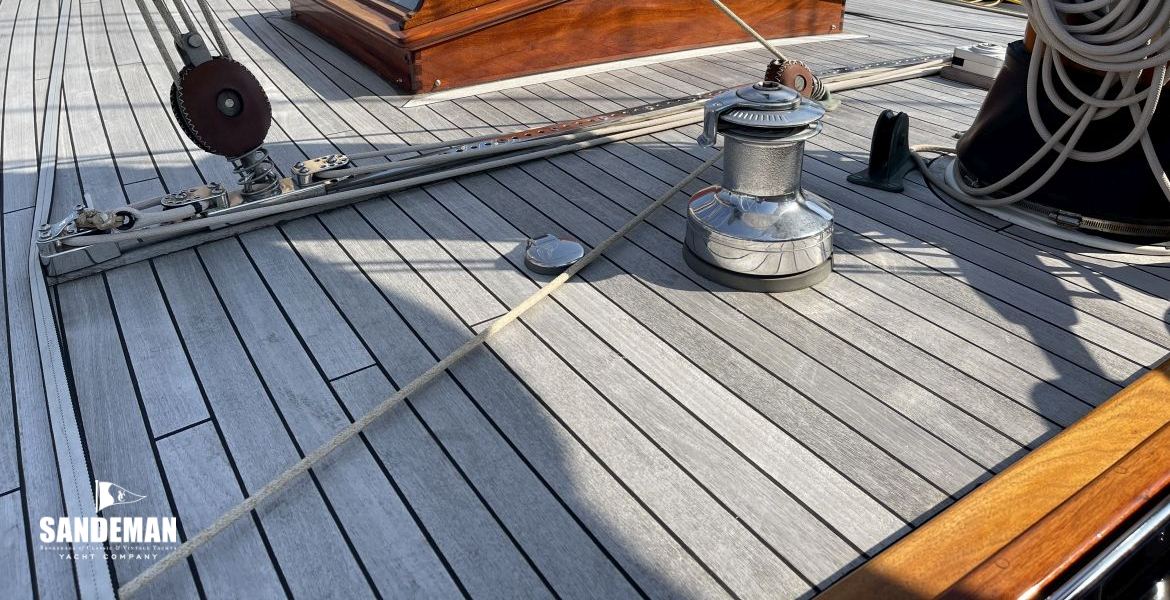 Mid deck view forward 