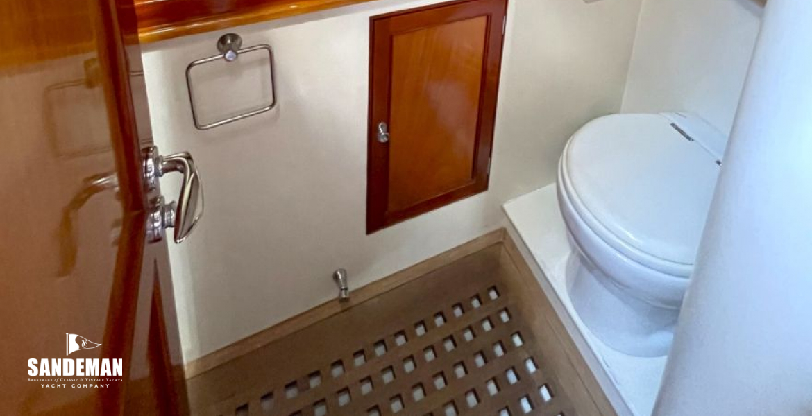 Forward WC/ shower compartment