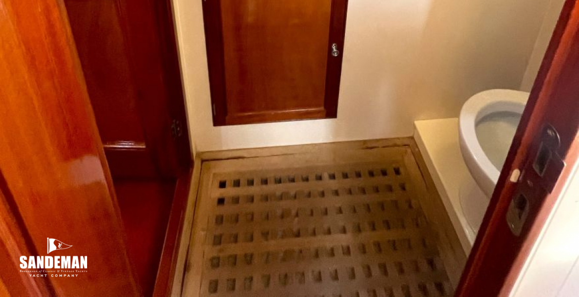 Aft WC/ shower compartment as day head