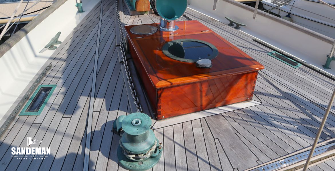 Foredeck view forward