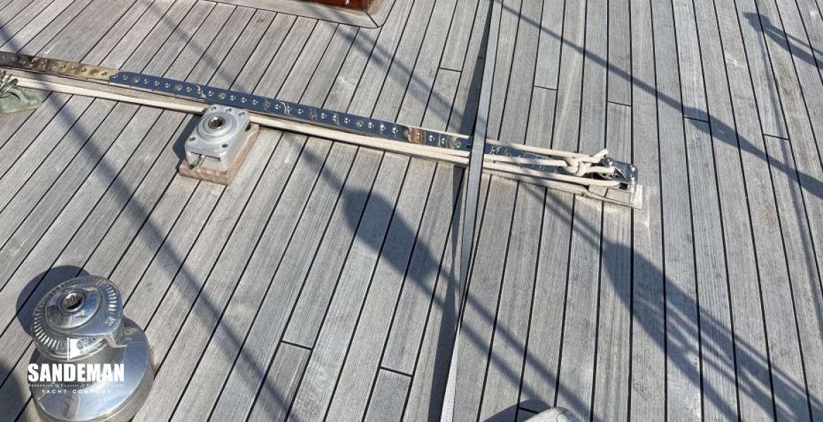Mid deck view forward 