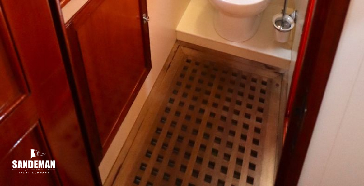 Aft WC/ shower compartment as en-suite