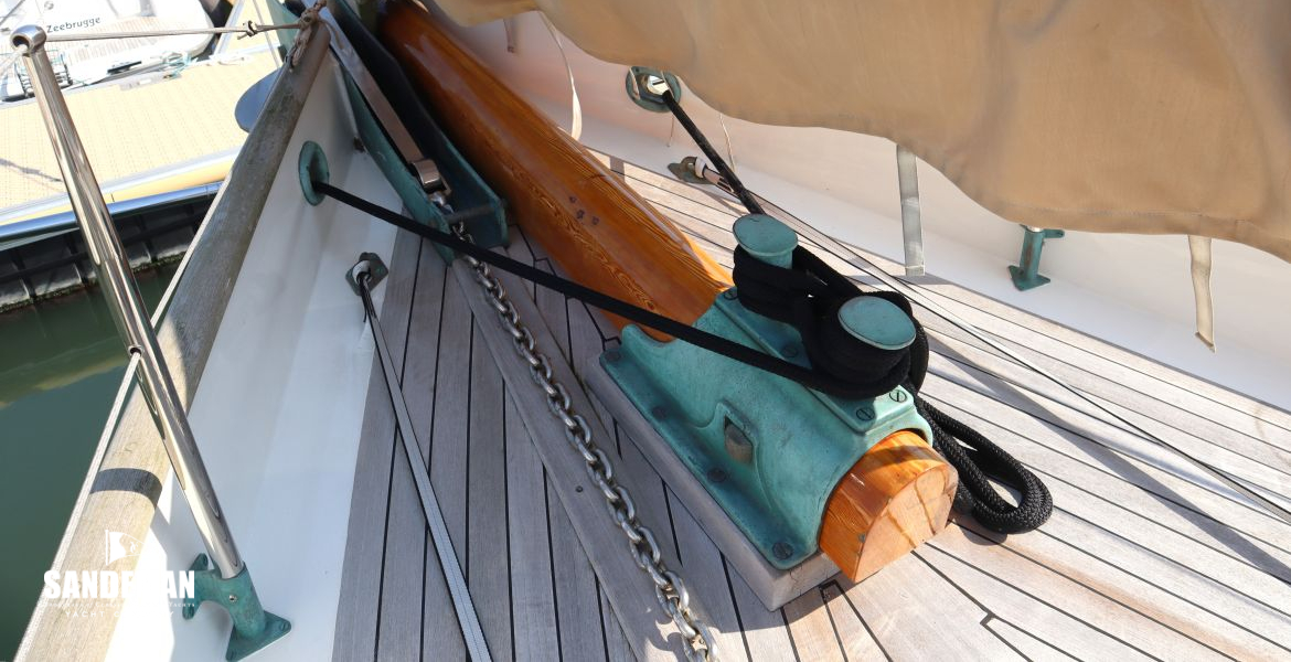 Bowsprit bitts and stemhead details