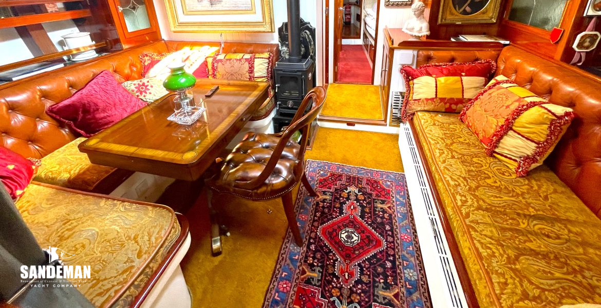Saloon view forward