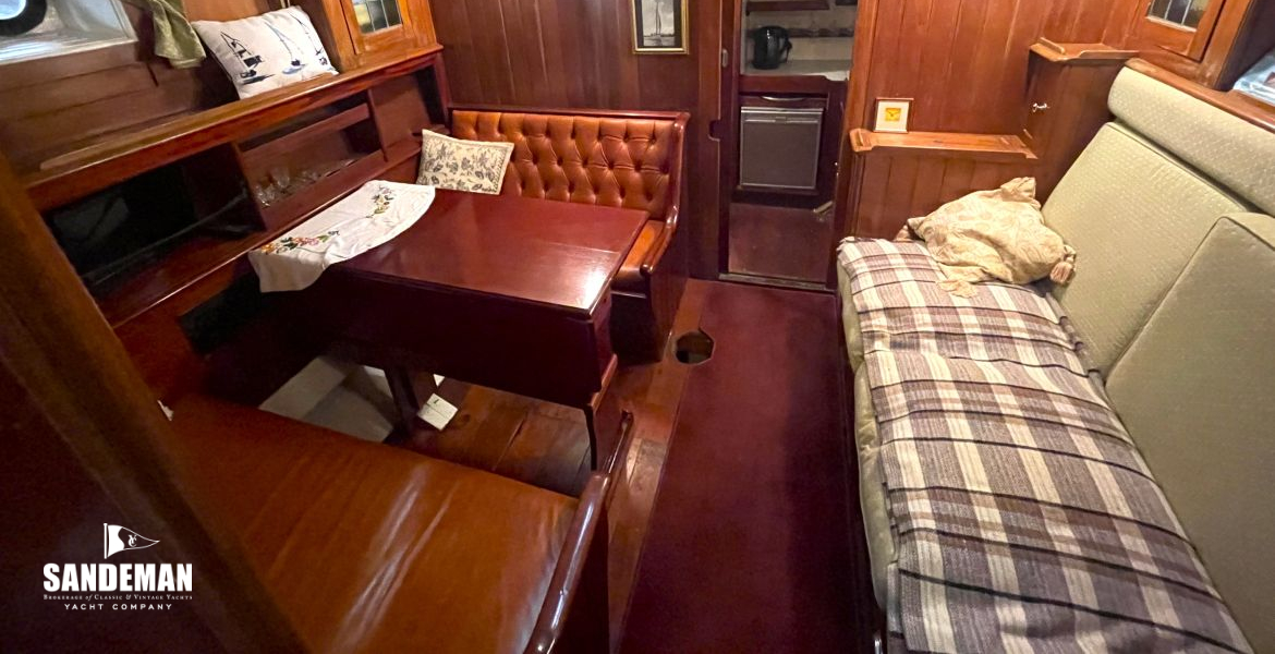 Saloon view forward