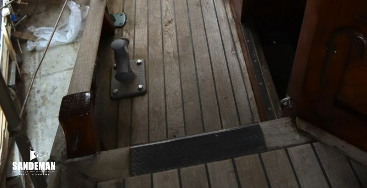 Port side deck view to starboard wheelhouse entrance