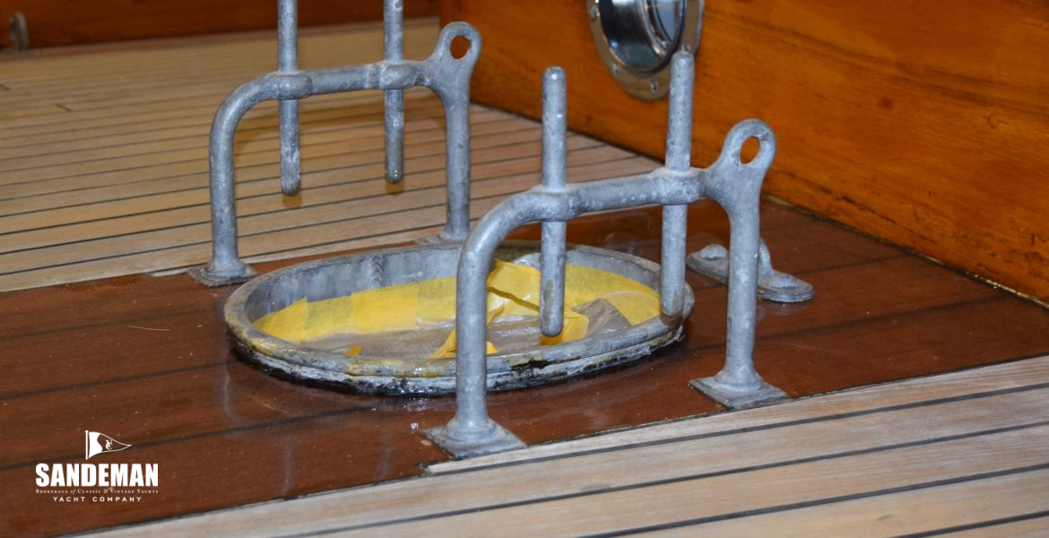 Pinrails at mast