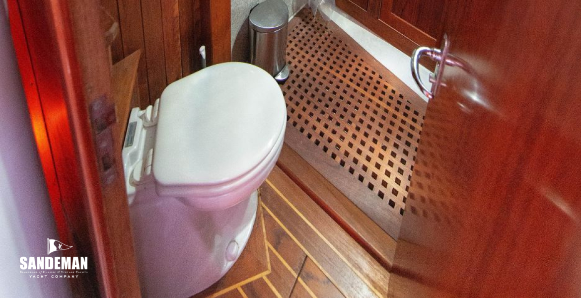 WC/ Shower Compartment to port