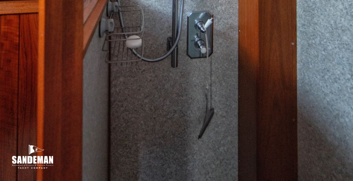 Aft cabin en-suite shower