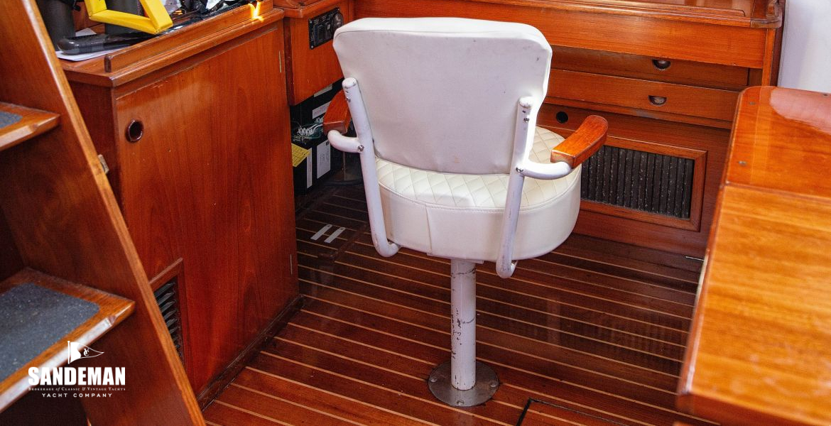 Chart table/ office to port