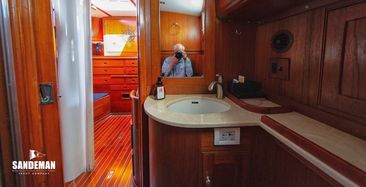Aft cabin en-suite view forward