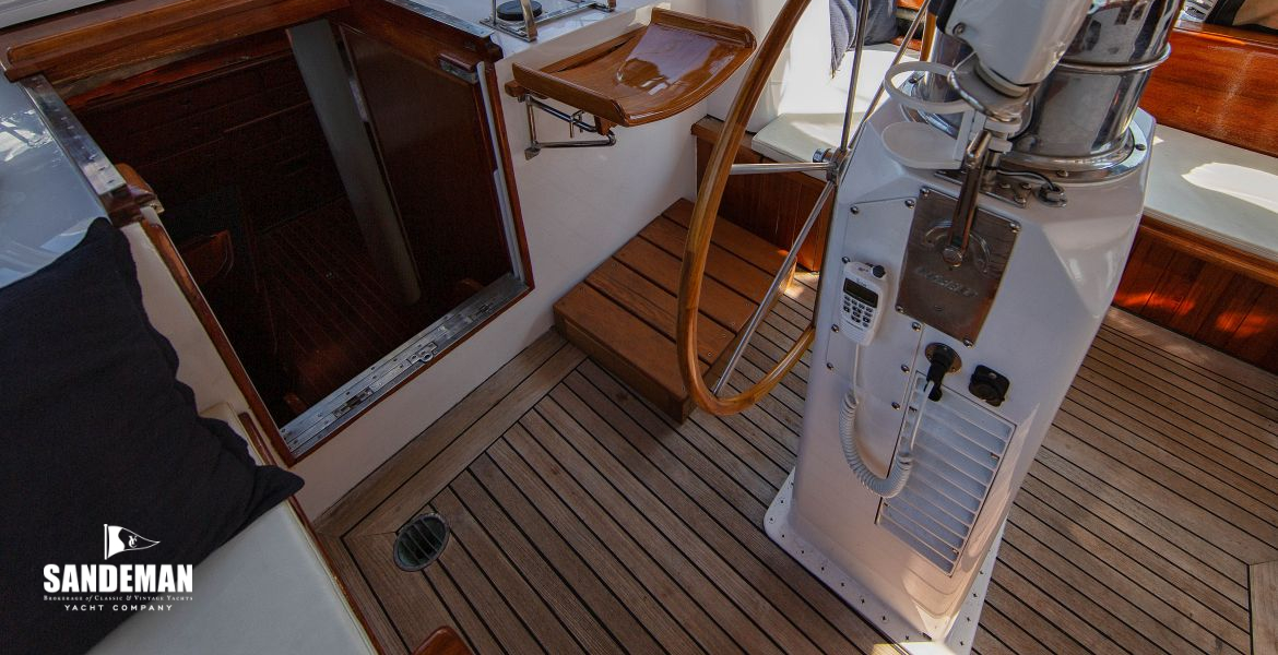 Helm and companionway to aft cabin