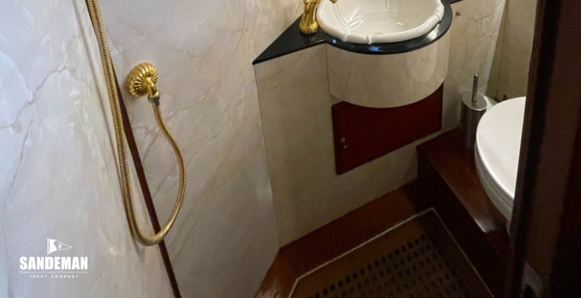 Starboard guest cabin en-suite