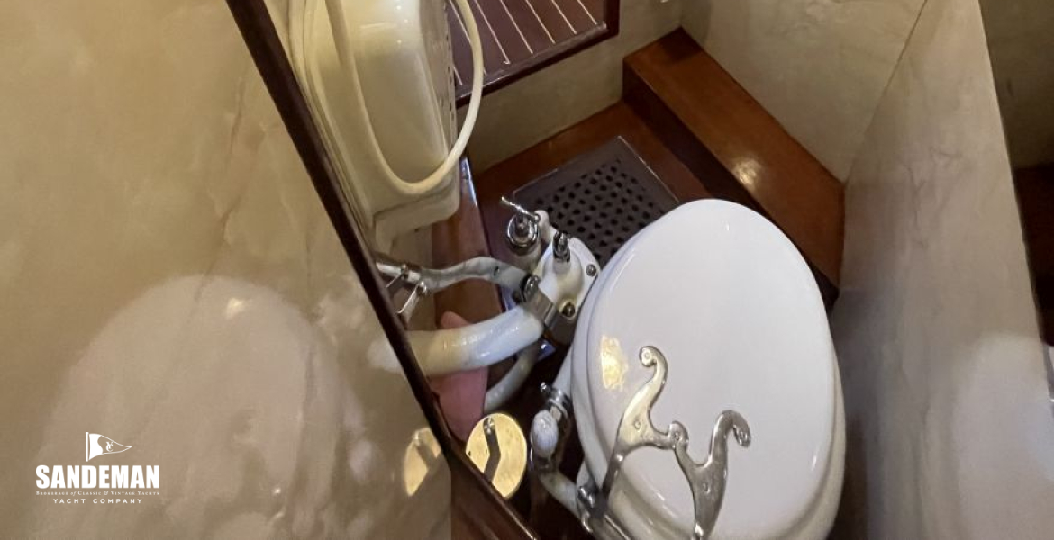 Access forward from port guest cabin en-suite