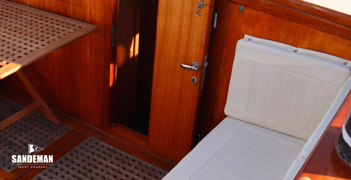 Aft accommodation companionway