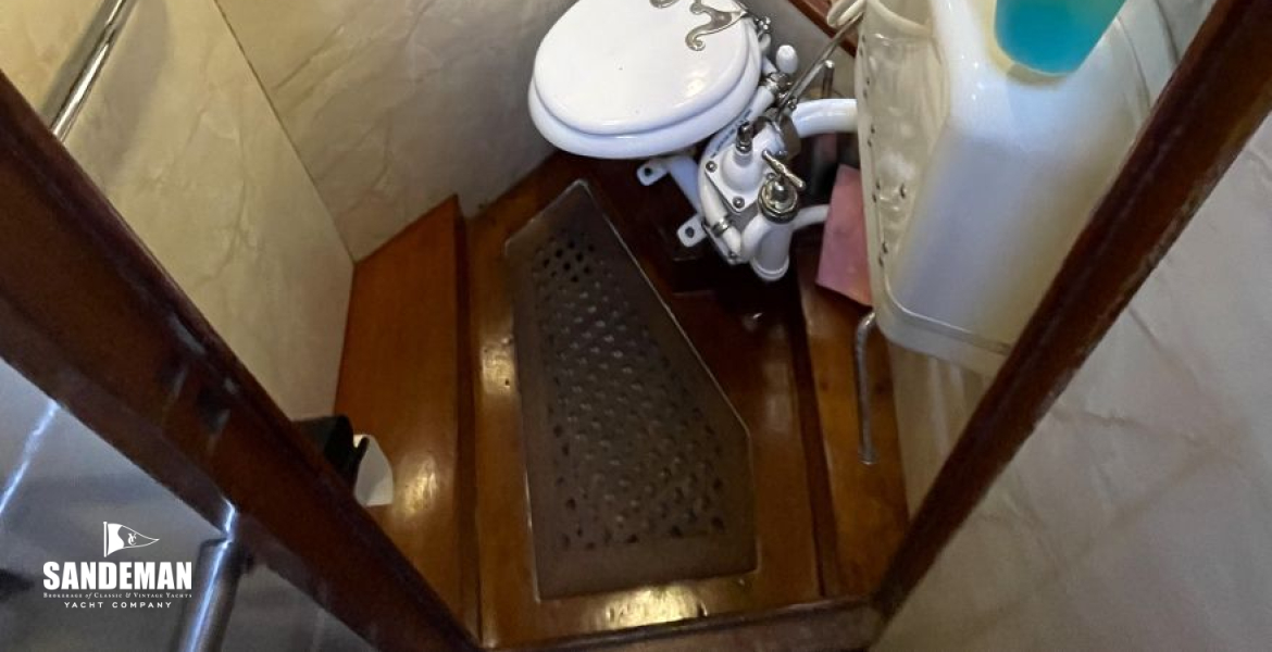 Forward crew/ guest cabin ensuite