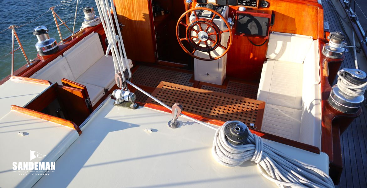 Cockpit and aft companionway overview
