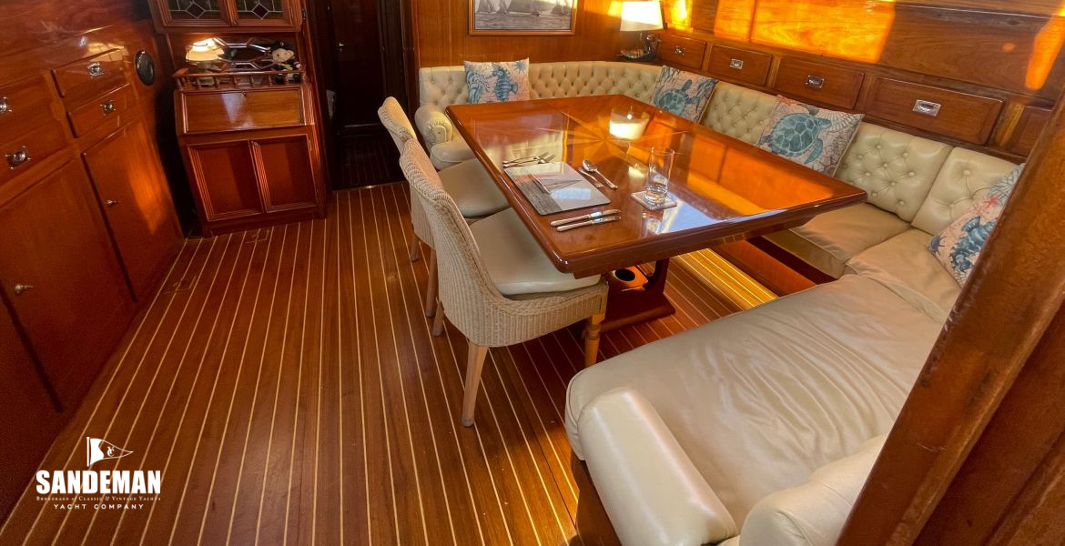 Saloon view forward