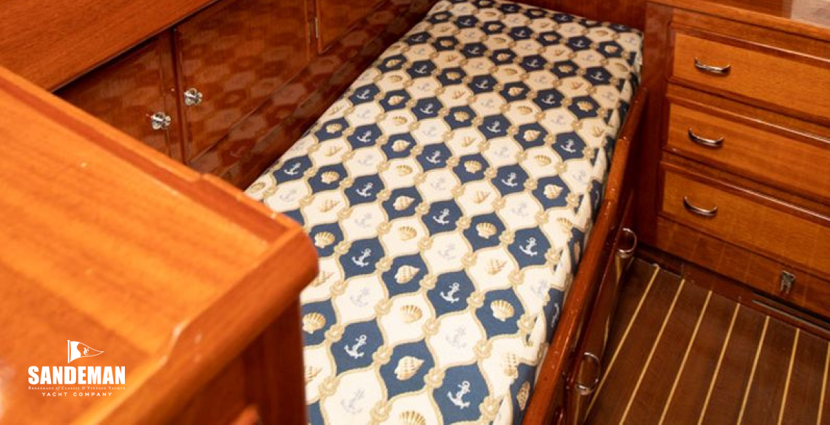 Starboard en-suite guest cabin