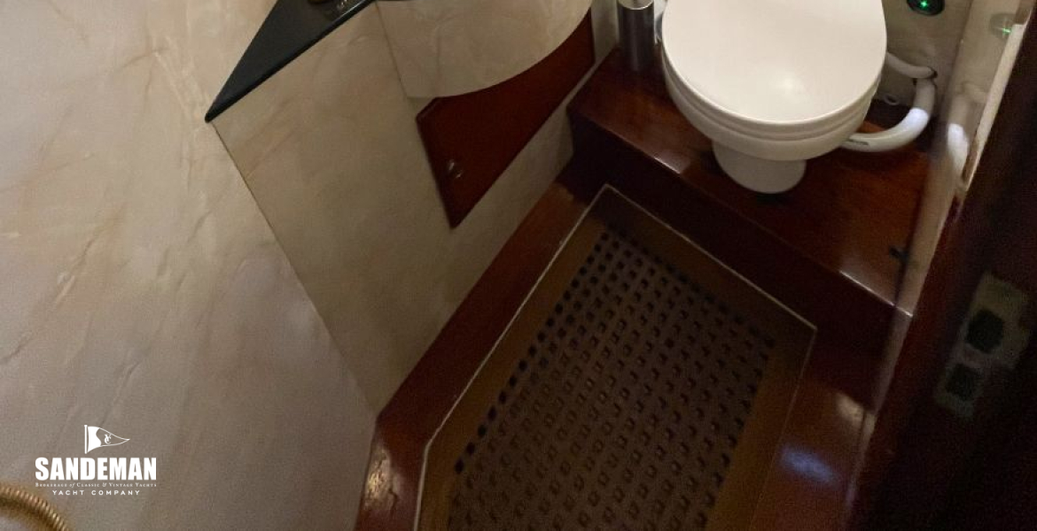 Starboard guest cabin en-suite 