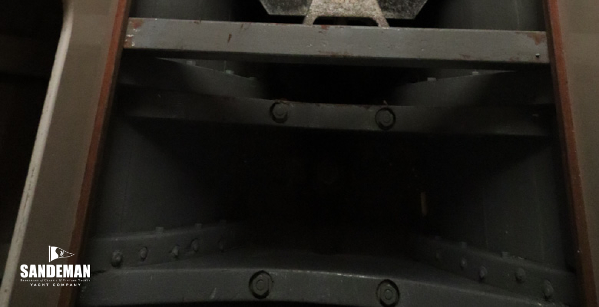 Anchor stowage in saloon bilge