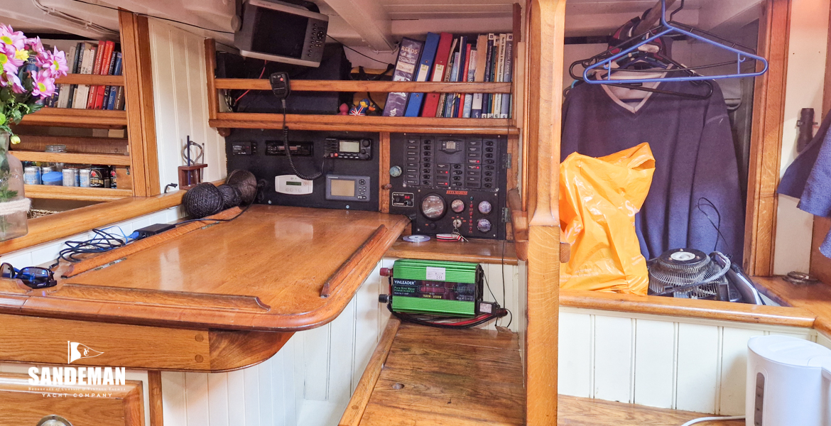 Navigation area and wet locker to starboard