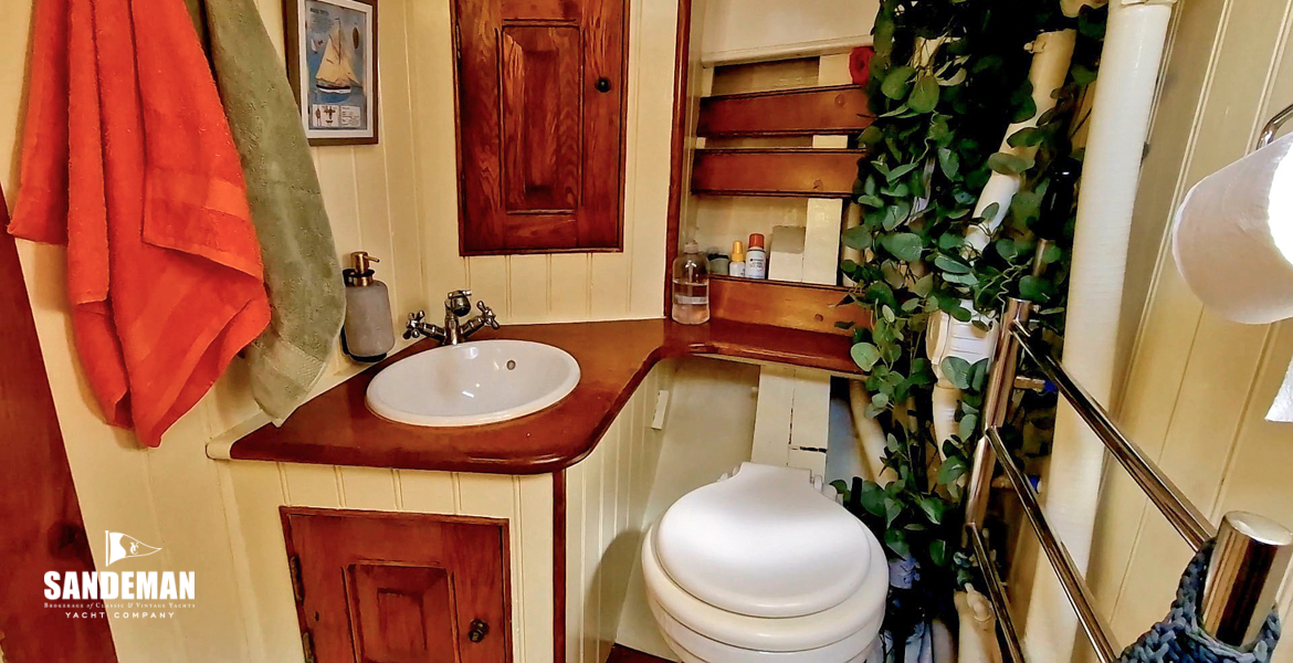 WC/ shower compartment to port