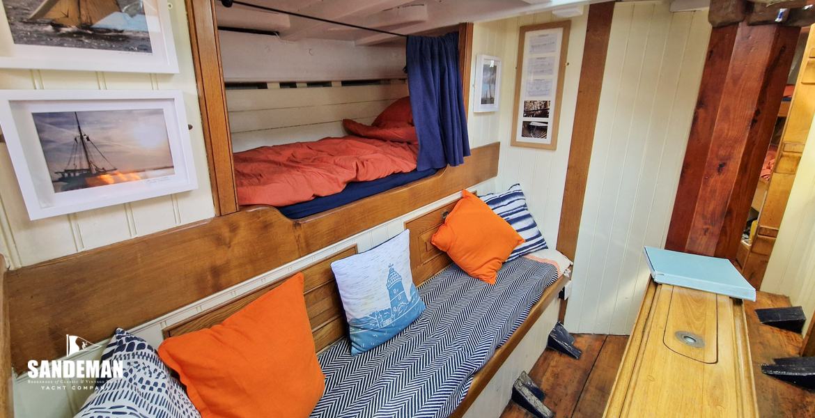 Saloon to port forward