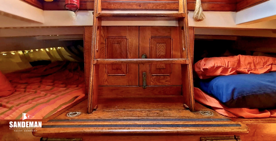 Double quarter berths and companionway