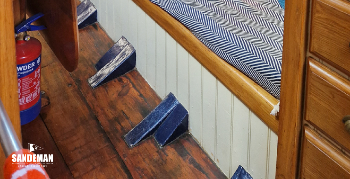 Saloon to starboard forward