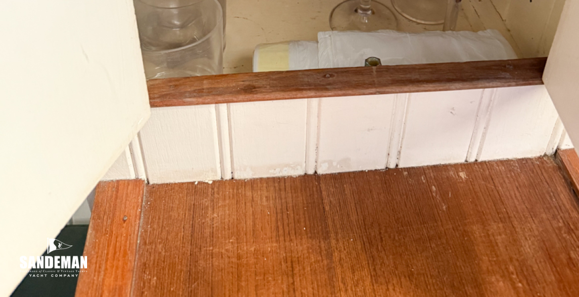 Drinks locker to starboard