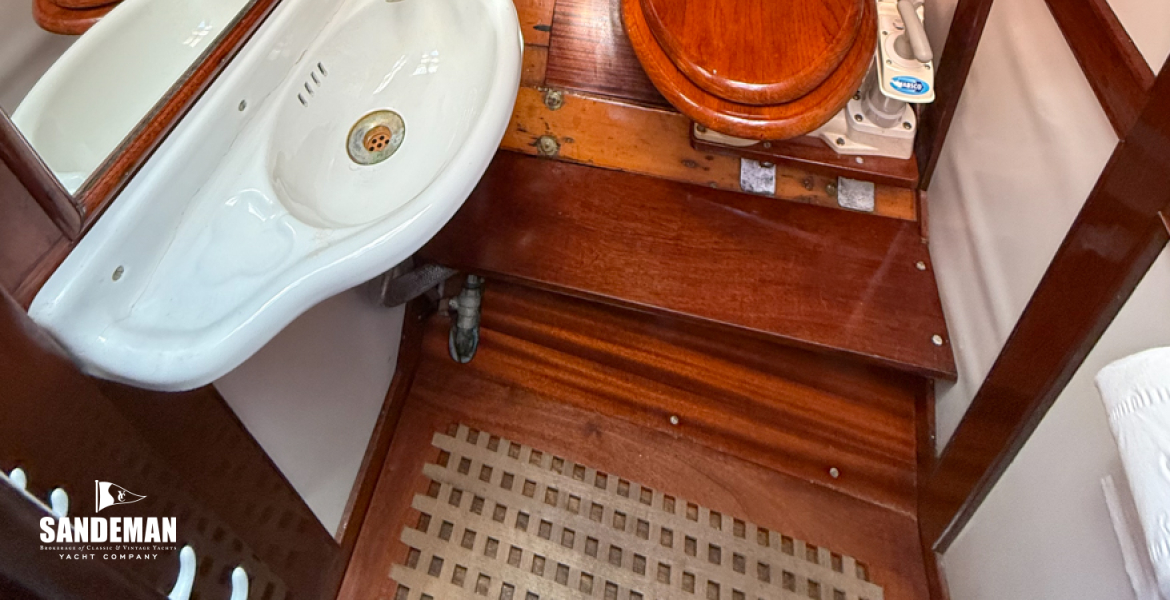 WC Compartment to starboard