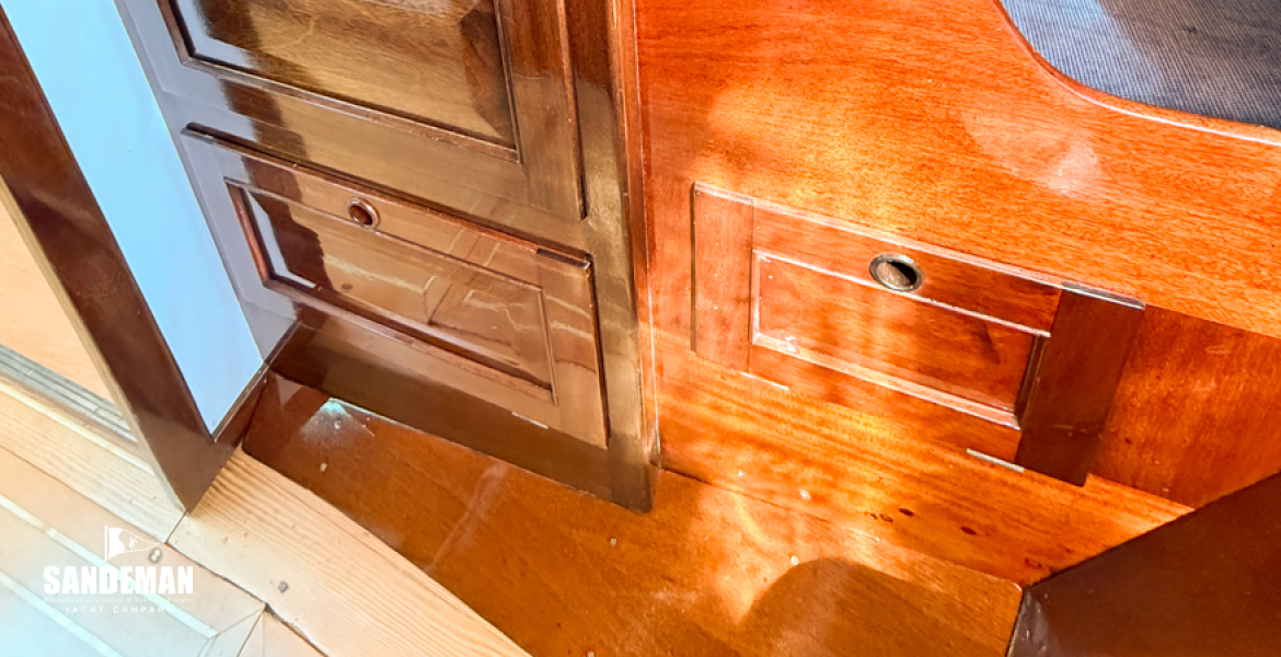 Chart table to starboard