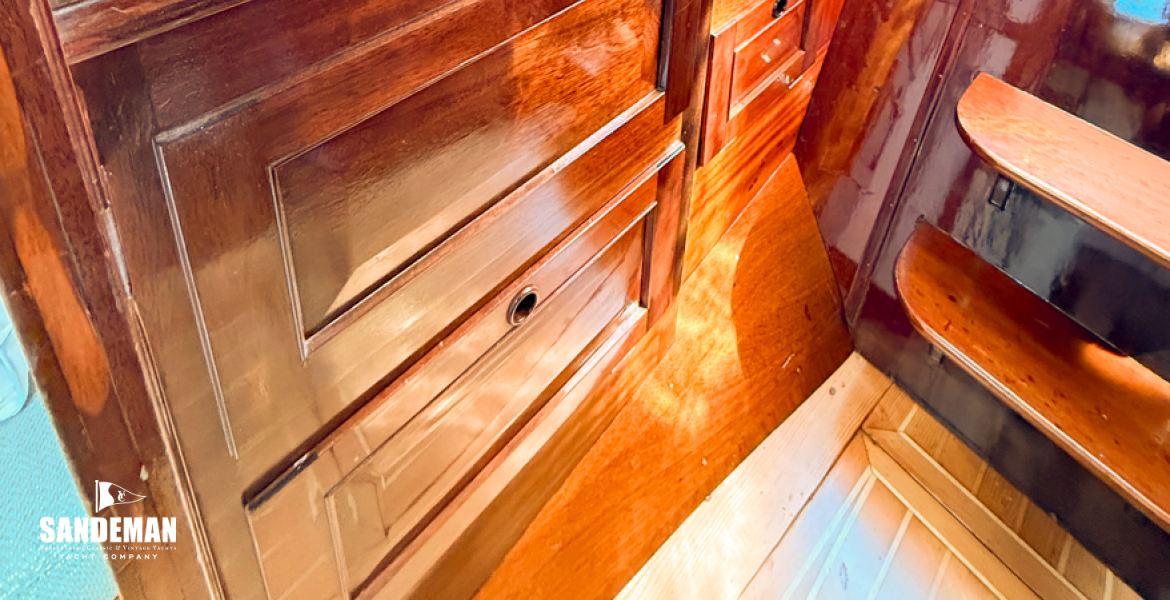 Chart table and quarterberth to starboard