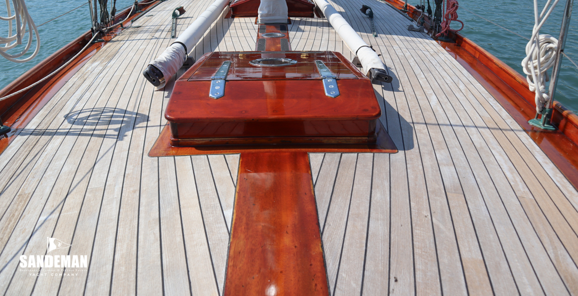 Foredeck view aft