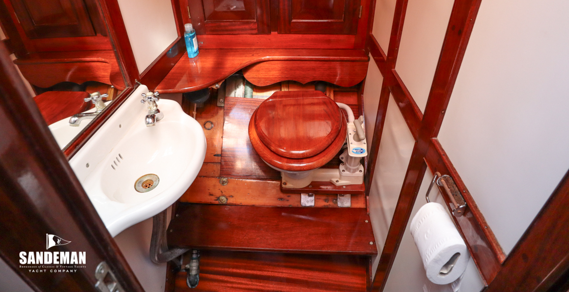 WC Compartment to starboard