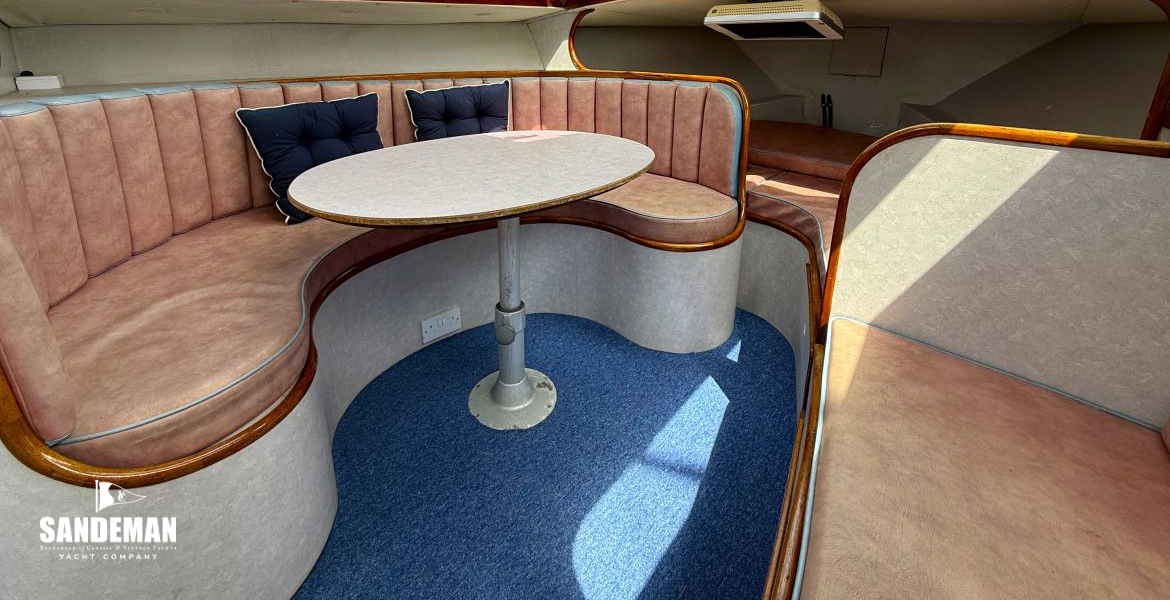 Saloon view forward
