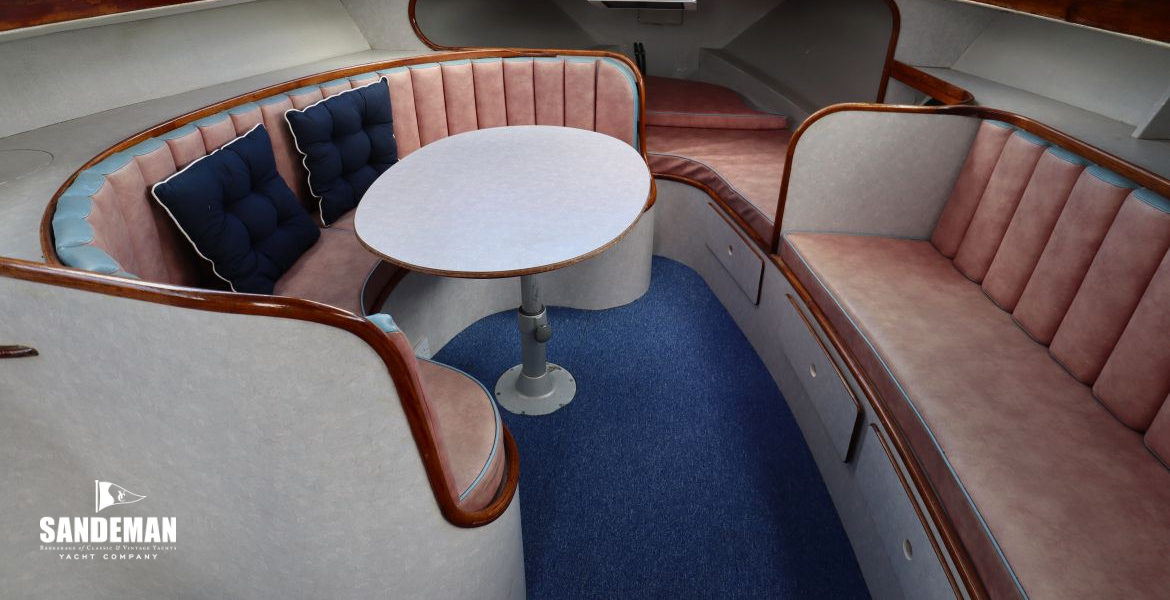 Saloon view forward