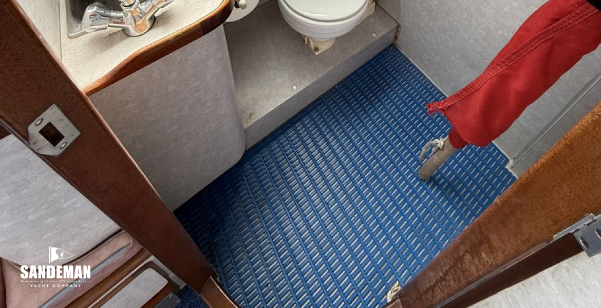 WC Compartment to starboard