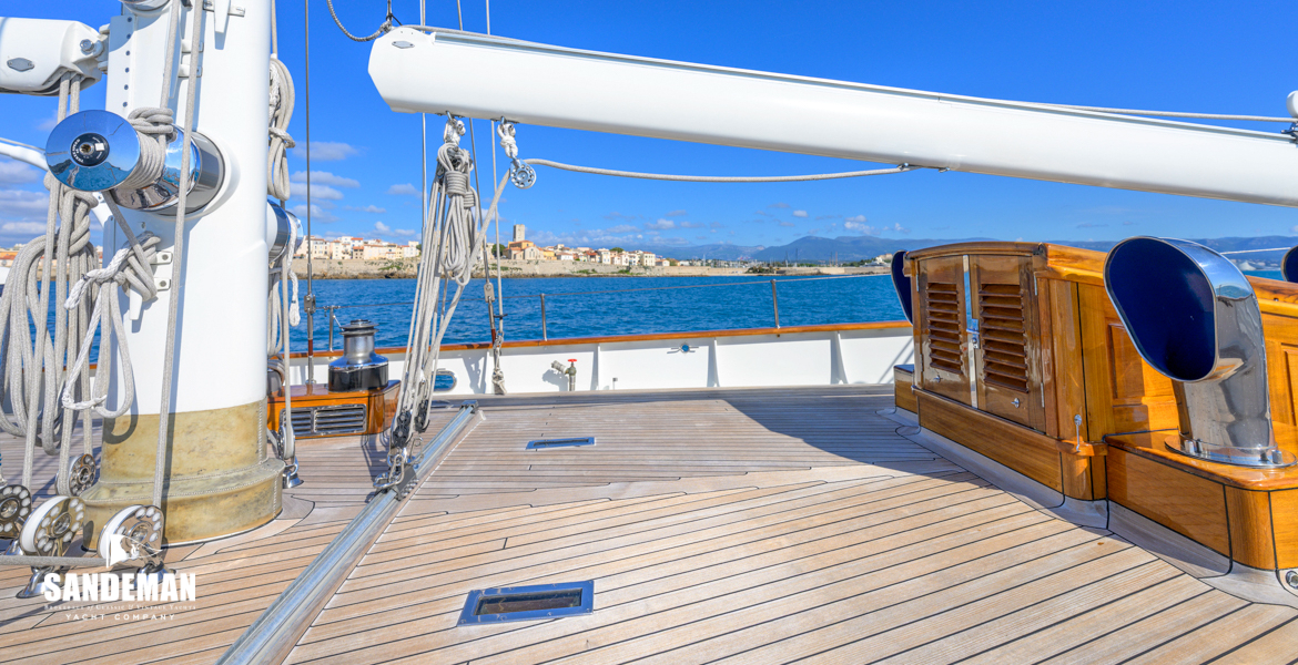 Foredeck view forward